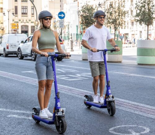 Turisti si divertono a bordo di monopattini elettrici
